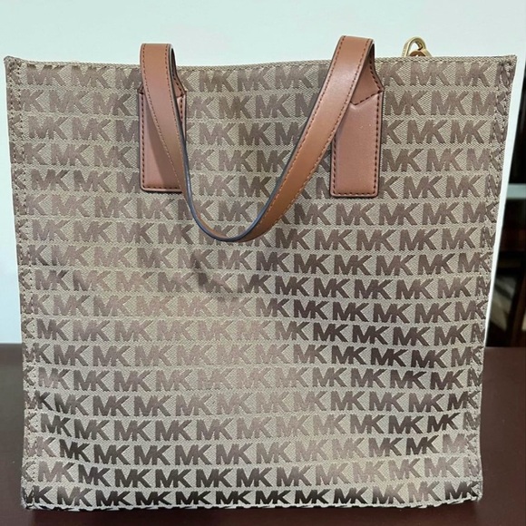 LIKE NEW (gently used) Michael Kors Kenly Large Signature Tote - Picture 2 of 6